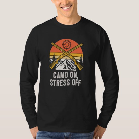 Camo On Stress Off Hunting Hunter Humor Gun T-Shirt (Vorderseite)