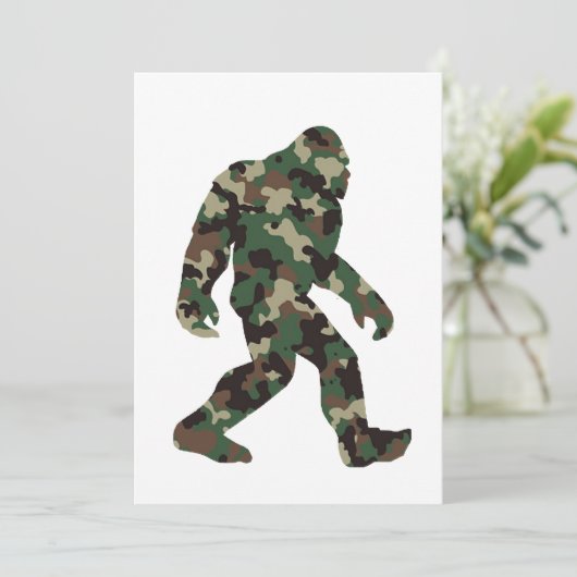 Camouflage Bigfoot Sasquatch Einladung (Stehend Vorderseite)
