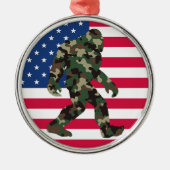 Camouflage Bigfoot Sasquatch Ornament Aus Metall (Vorne)