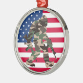 Camouflage Bigfoot Sasquatch Ornament Aus Metall (Links)