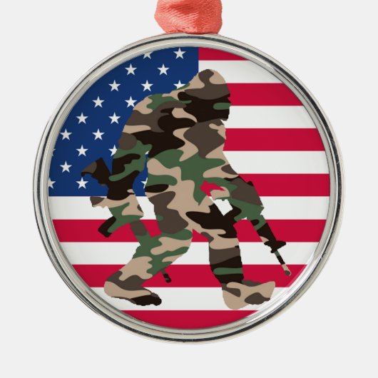 Camouflage Bigfoot Sasquatch Ornament Aus Metall (Vorne)