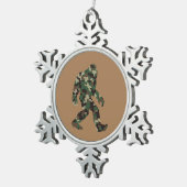 Camouflage Bigfoot Sasquatch Schneeflocken Zinn-Ornament (Rechts)