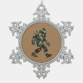 Camouflage Bigfoot Sasquatch Schneeflocken Zinn-Ornament (Vorderseite)