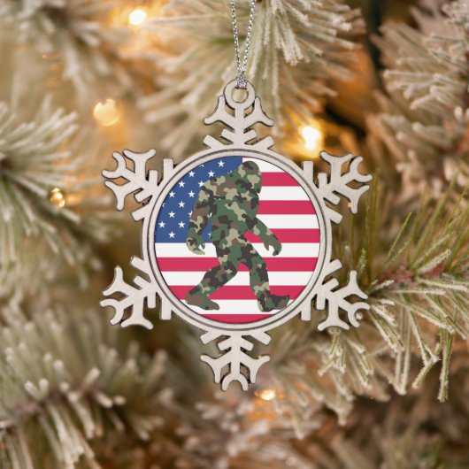 Camouflage Bigfoot Sasquatch Schneeflocken Zinn-Ornament (Baum)