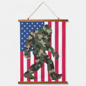 Camouflage Bigfoot Sasquatch Wandteppich Mit Holzrahmen (Vorderseite)