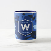 Camouflage Blue Camouflage Army Pattern Monogram Zweifarbige Tasse (Mittel)
