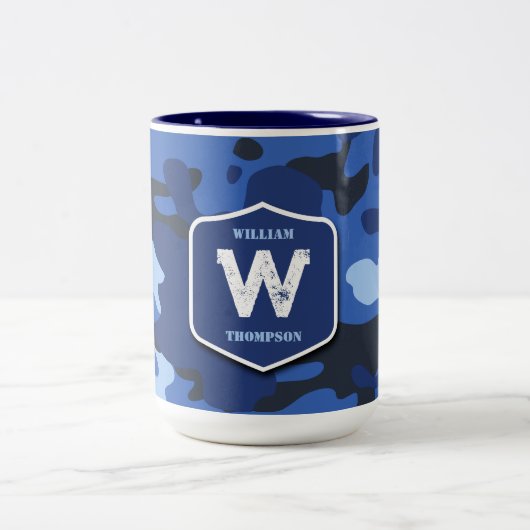 Camouflage Blue Camouflage Army Pattern Monogram Zweifarbige Tasse (Mittel)
