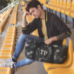 Camouflage Camouflage Monogramm Personalisiert Duffle Bag<br><div class="desc">Dieses Design kann in dem Bereich personalisiert werden, der durch das Ändern des Fotos und/oder Textes zur Verfügung gestellt wird. Sie können auch angepasst werden, indem Sie auf Vorlage personalisieren klicken und dann auf die Schaltfläche klicken, um weitere Optionen anzupassen, um die Hintergrundfarbe zu löschen oder zu ändern, Text hinzuzufügen,...</div>