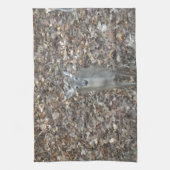 Camouflage Deer in Herbstlauben Handtuch (Vertikal)