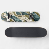Camouflage-Design in Grüntöne und Beige Skateboard (Horizontal)