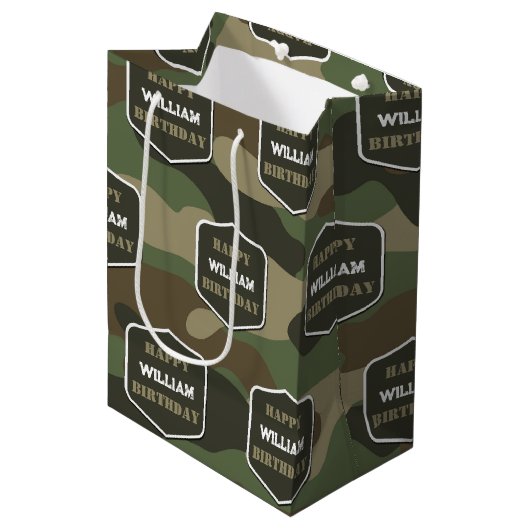 Camouflage Green Camouflage Army Monogram Birthday Mittlere Geschenktüte (Vorderseite Schrägansicht)