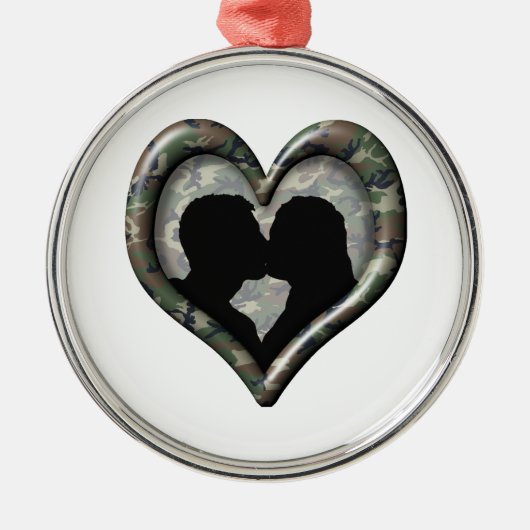 Camouflage Kissing Couple Heart Silbernes Ornament (Vorne)