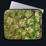 Camouflage Moss rostgealterter Grunge Alte Textur Laptopschutzhülle<br><div class="desc">Dieses natürliche Grunge Laptop-Ärmel-Design zeigt ein Imitat rostetes Eisen / Moosy Textur auf einem Hintergrund gemacht, um sehr alt und mottles. Es ist eine grungy, antike, abgenutzte Hintergrundstruktur und wird natürliche Tarnung im Wald liefern oder es aussehen lassen, als ob Sie Ihren Ärmel entdeckt hätten, nachdem er seit etwa 100...</div>