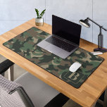 Camouflage Personalisiert Monogram Camouflage Schreibtischunterlage<br><div class="desc">Mit unserer Camouflage-Tischmatte können Sie eine Touch von militärisch inspiriert Stil in Ihr Zuhause-Büro oder Ihre Gaming-Einrichtung einfügen. Das holzgrüne, bräunliche und braune Tarnmuster-Design verleiht Ihrem Arbeitsbereich einen robusten und dennoch raffinierten Look. Diese extra große Maus-Pad ist das perfekte Bürozubehör, das eine glatte Oberfläche für Ihre Maus bietet und gleichzeitig...</div>