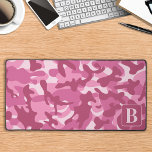 Camouflage Pink Coole Personalisierte Girl-Camoufl Schreibtischunterlage<br><div class="desc">Mit unserer Camouflage-Tischmatte können Sie eine Touch von militärisch inspiriert Stil in Ihr Zuhause-Büro oder Ihre Gaming-Einrichtung einfügen. Das rosa Camouflage Design verleiht Ihrem Arbeitsbereich einen robusten und dennoch raffinierten Look. Diese extra große Maus-Pad ist das perfekte Bürozubehör, das eine glatte Oberfläche für Ihre Maus bietet und gleichzeitig Ihren Schreibtisch...</div>