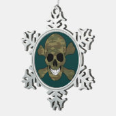 Camouflage Skull And Crossbones Snowflake Ornament (Rechts)