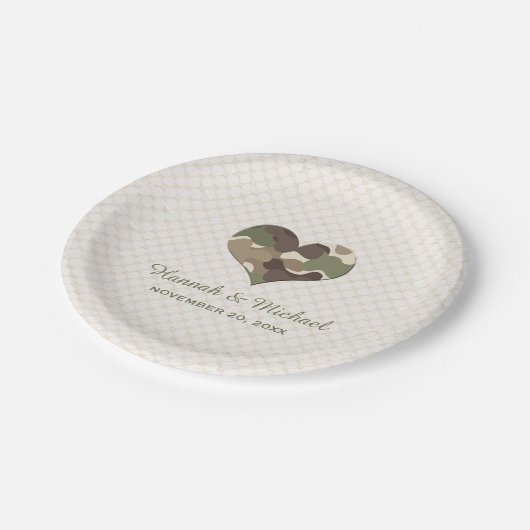 CAMOUFLAGE-TARNUNGS-HERZ-HOCHZEIT PAPPTELLER (Schrägansicht)