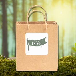 Camp Bachelorette Camping mit grüner Flagge Quadratischer Aufkleber