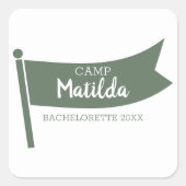 Camp Bachelorette Camping mit grüner Flagge Quadratischer Aufkleber (Vorderseite)