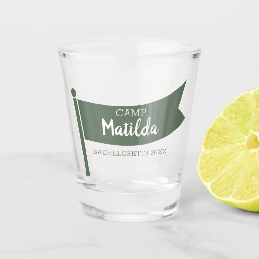 Camp Bachelorette Mountain Green Flag Camping Schnapsglas (Vorderseite)