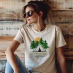 Camp Bachelorette Personalisiertes Shirt<br><div class="desc">Egal,  ob Sie Marshmallows rösten,  Wanderwege unternehmen oder einfach nur um das Lagerfeuer herum abkühlen,  dieses Shirt behalte den Geist des Party lebendig und erinnert Sie an den Spaß und die Freundschaft,  die auf diesem besondere Anlass geteilt wird.</div>