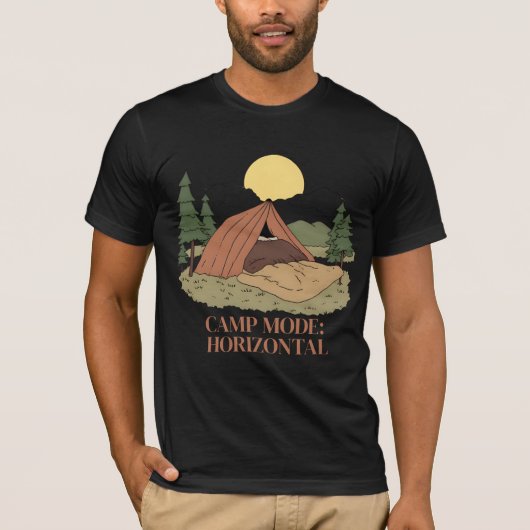 CAMP-MODUS: HORIZONTAL.” – LAZY CAMPER TEE (Vorderseite)
