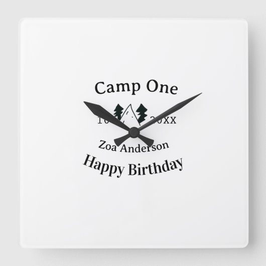 Camp one happy birthday name date campingadventure quadratische wanduhr (Vorderseite)
