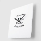 Camp one happy birthday name date campingadventure quadratische wanduhr (Winkel)