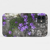 Campanula-Blume wachsen auf einer Mauer Case-Mate iPhone Hülle (Rückseite (Horizontal))