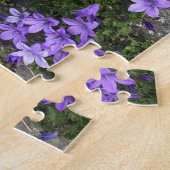 Campanula-Blume wachsen auf einer Mauer Puzzle (Seite)