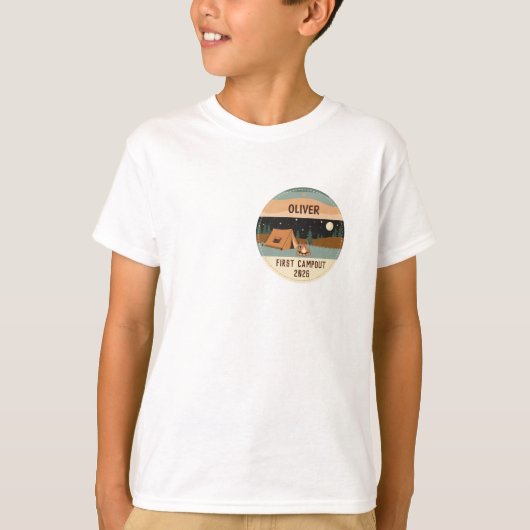 Camper First Campout Abzeichen T-Shirt (Vorderseite)
