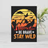 Camper Geschenk sein tapfer Bleibe wild Save The Date (Stehend Vorderseite)