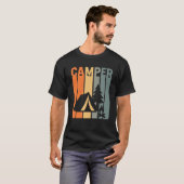 Camper Retro Funny Camping Tent Fire Pine Tree Out T-Shirt (Vorne ganz)