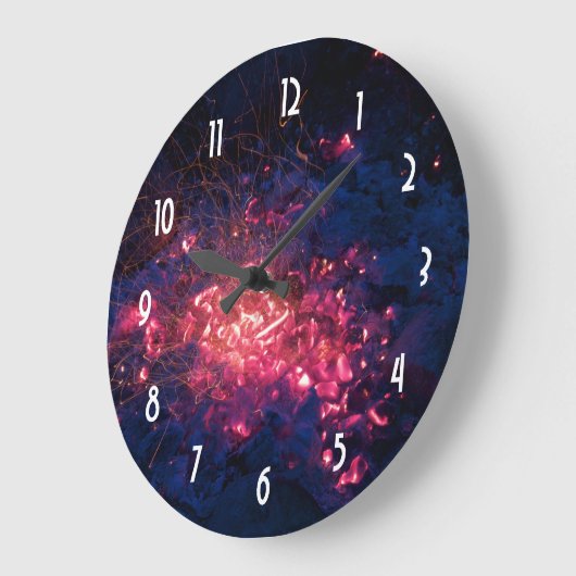 Campfire mit brennenden Membern Große Wanduhr (Winkel)