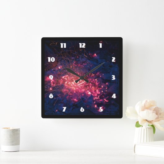 Campfire mit brennenden Membern Quadratische Wanduhr (Zuhause)