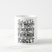 Camping Adventure Quote Typografie Kaffeetasse (Mittel)