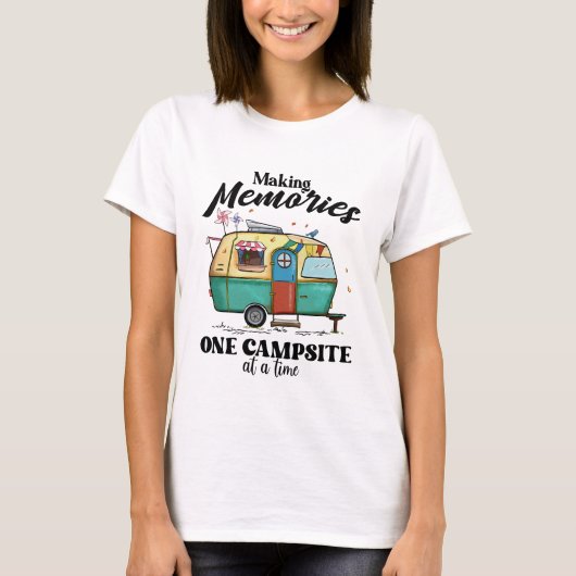 Camping Adventure Sprichwort T-Shirt (Vorderseite)