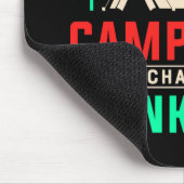 Camping am Wochenende mit einer Chance zu trinken- Mousepad (Ecke)