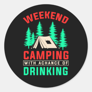 Camping am Wochenende mit einer Chance zu trinken- Runder Aufkleber