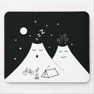 Camping auf einem schlaflosen Vulkan Mousepad