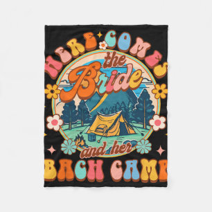 Camping Bachelorette kommt hier die Braut und sie Fleecedecke