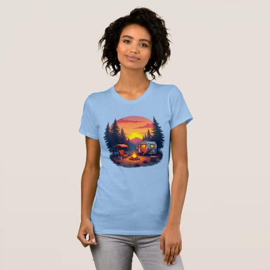 Camping bei Sonnenuntergang im Wald T-Shirt (Vorne ganz)