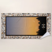 Camping bei Sunset Pebble Strandtuch (Vorderseite)