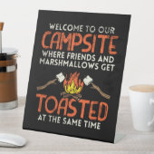 Camping Campfire und Marshmallows Sockelschild (In Situ)