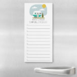Camping Checkliste Türkisches Trailerwald Magnetischer Notizblock<br><div class="desc">Illustration eines türkisfarbenen Wohnwagenanhängers,  der neben einem immergrünen Baum mit blauem Himmel und Sonne geparkt ist.  Personalisieren Sie den Namen.  Löscht Zeilen,  wenn sie nicht gewollt sind.</div>