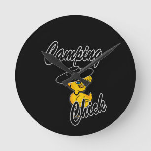 Camping Chick #4 Runde Wanduhr