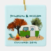 Camping Couple Personalisierter Weihnachtsgeschmac Keramikornament (Vorderseite)