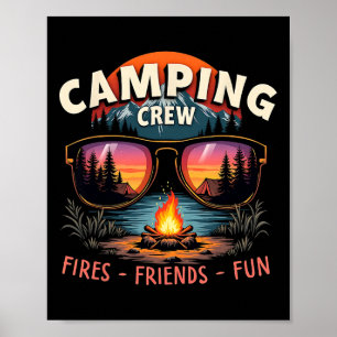 Camping-Crew zündet Freunden lustigen Sommerurlaub Poster