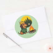 Camping-Dachshund röstet Marshmallow Runder Aufkleber (Umschlag)