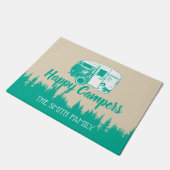 Camping Family Happy Campers Trailer & Forest Fußmatte (Schrägansicht)
